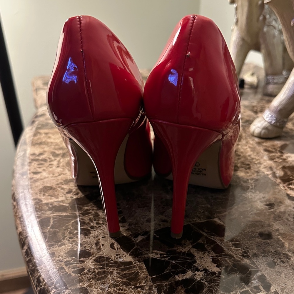 Delicious Women's Vibrant Red Heels - Picture 3 of 5